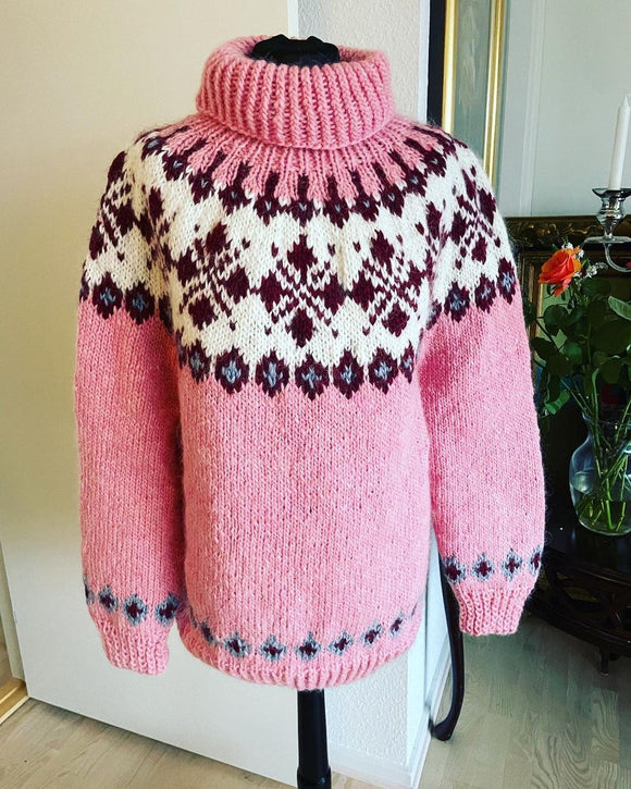Rosa rullekravesweater med mønster