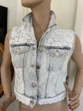 Denimvest med hvide blonder