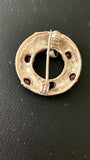 Sølvbroche med granater