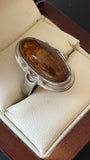 Vintage ravring i sølv – varm glød og elegant ornamentik