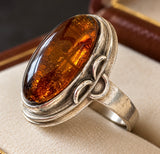 Vintage ravring i sølv – varm glød og elegant ornamentik