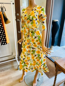 symaskine Tilbud Når som helst Slå-om-kjole med gule mælkebøtter – Kytners corner